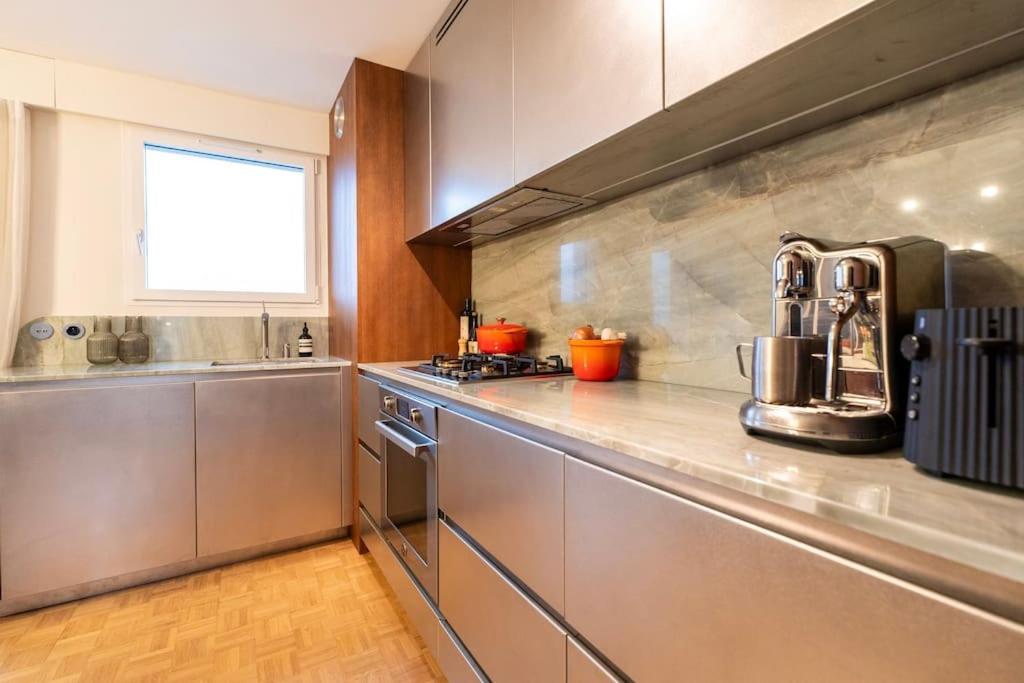 Montmartre Penthouse With Stunning Sacre-coeur View Appartement Parijs